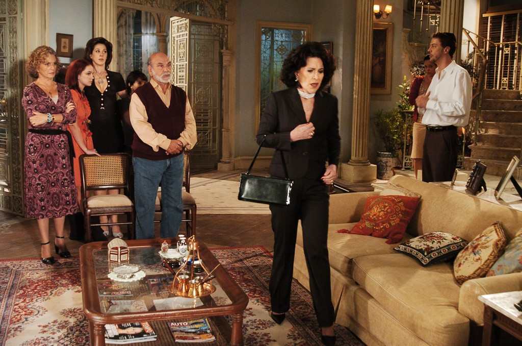 Ada Chaseliov (à frente) em cena de “Belíssima”.