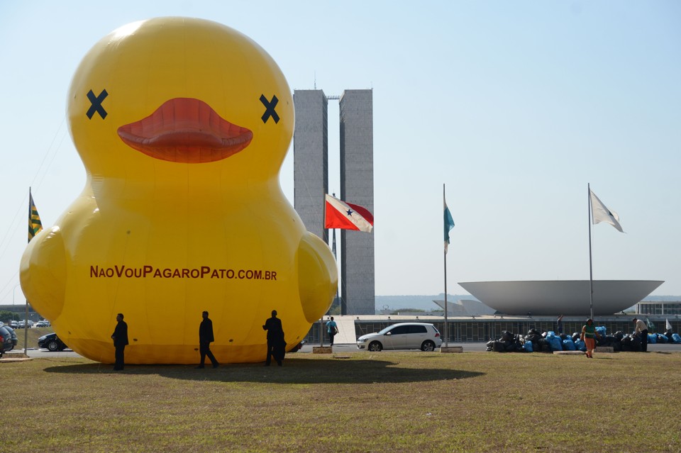 Pato gigante foi instalado nesta manhã em frente ao Congresso Nacional. | José Cruz/Agência Brasil