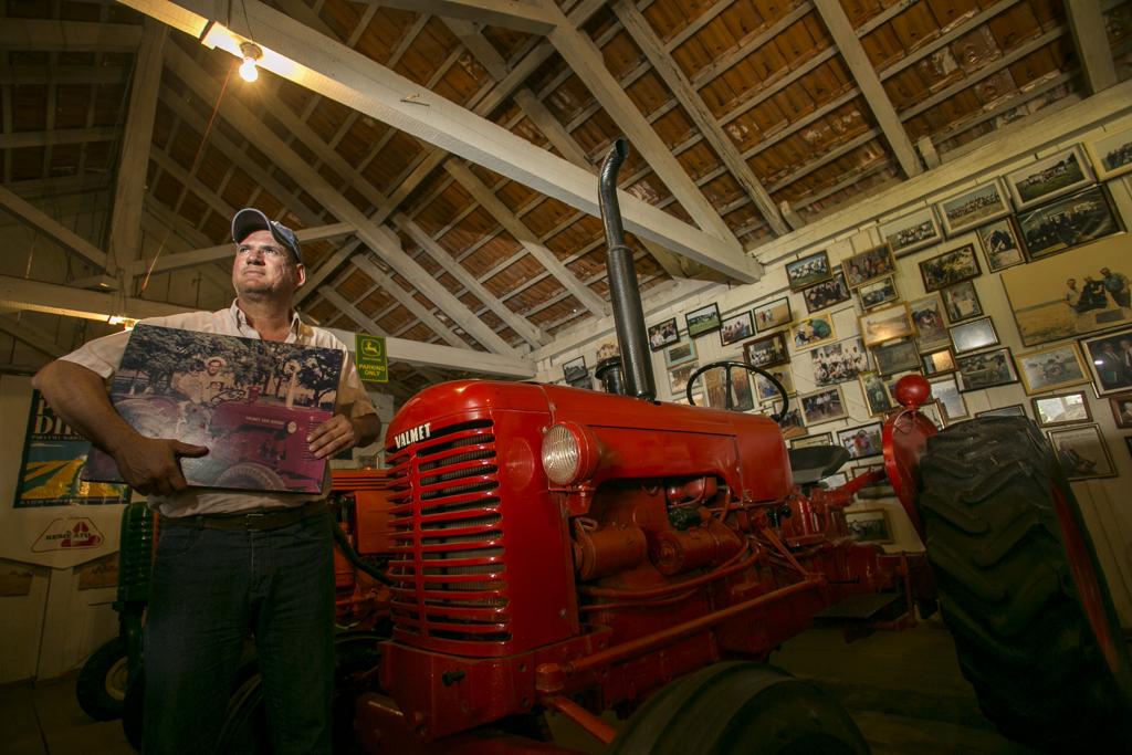 Manoel Henrique Pereira Junior, filho do Seo Nonô, mostra foto do pai no “galpão-museu” em Palmeira: 40 anos de história do PDP. | Marcelo Andrade / Gazeta do Povo