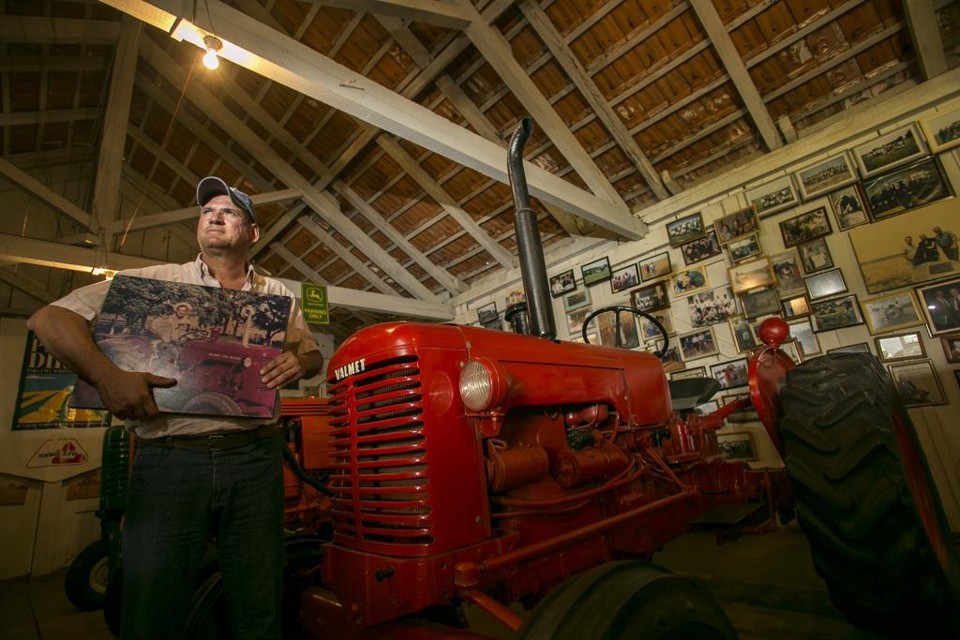 Manoel Henrique Pereira Junior, filho do Seo Nonô, mostra foto do pai no “galpão-museu” em Palmeira: 40 anos de história do PDP. | Marcelo Andrade / Gazeta do Povo