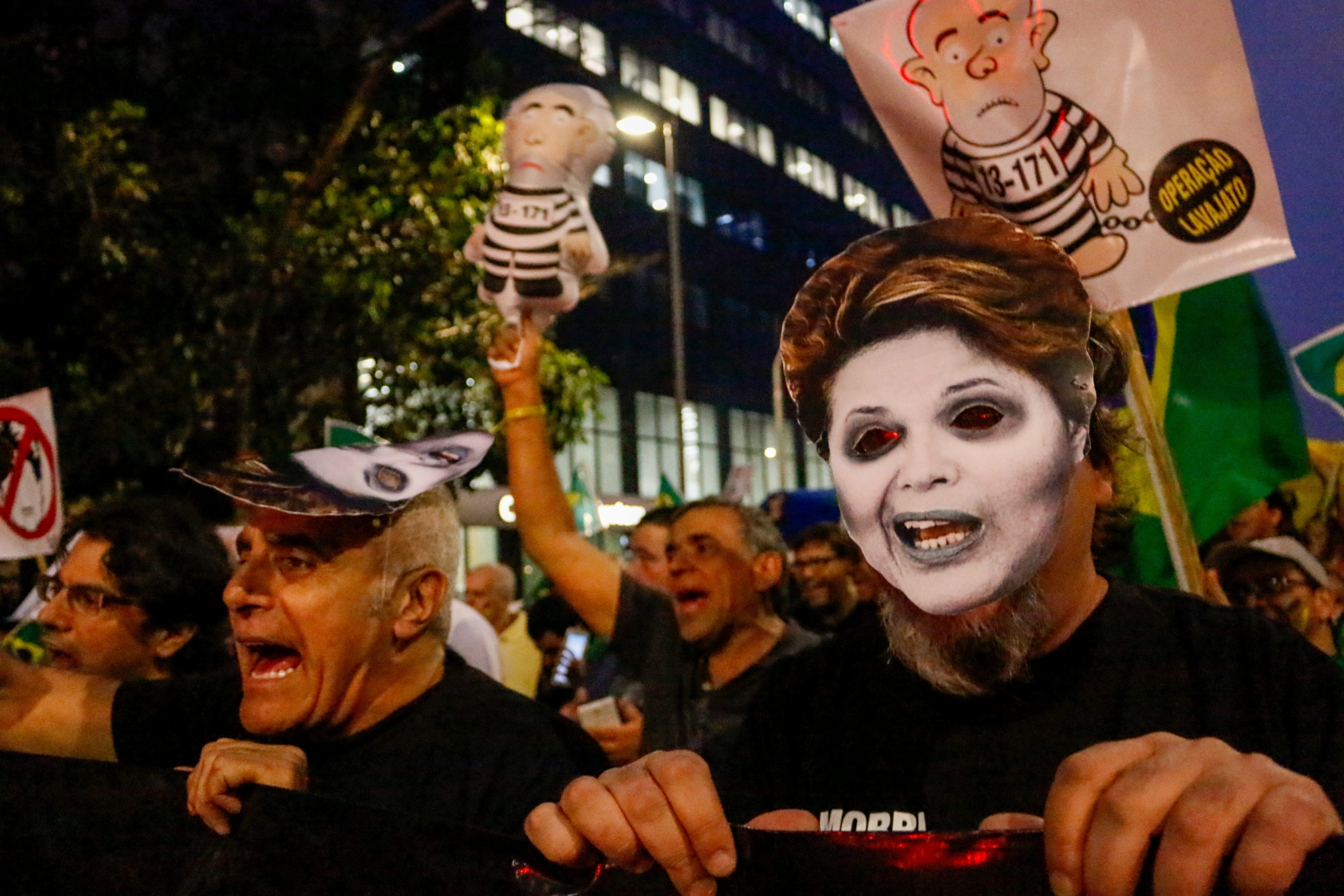 Protesto em São Paulo pediu para Cunha assinar o impeachment. | Agência Efe/Folhapress
