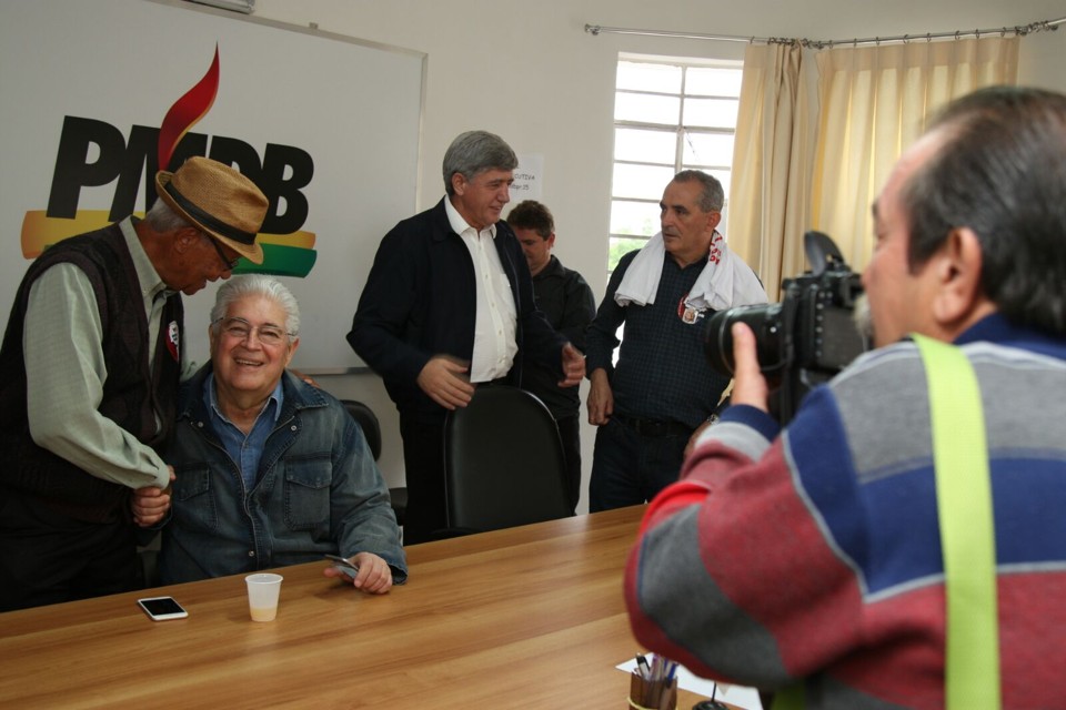 Requião é eleito para comandar o PMDB-PR e “limpar” o partido dos aliados de Richa Requião mantém controle do PMDB e vai tentar afastá-lo de Richa. | Aniele Nascimento/Gazeta do Povo