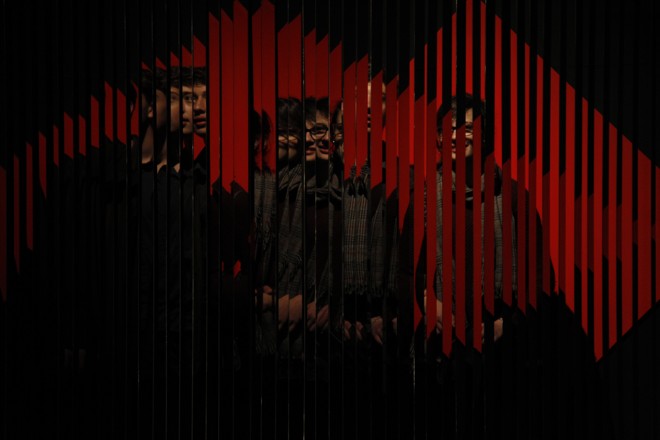 Visitantes se divertiram com a obra “Cloison à lames Réflèchissantes”, de Julio Le Parc, que está exposta no Olho. | Aniele Nascimento/Gazeta do Povo