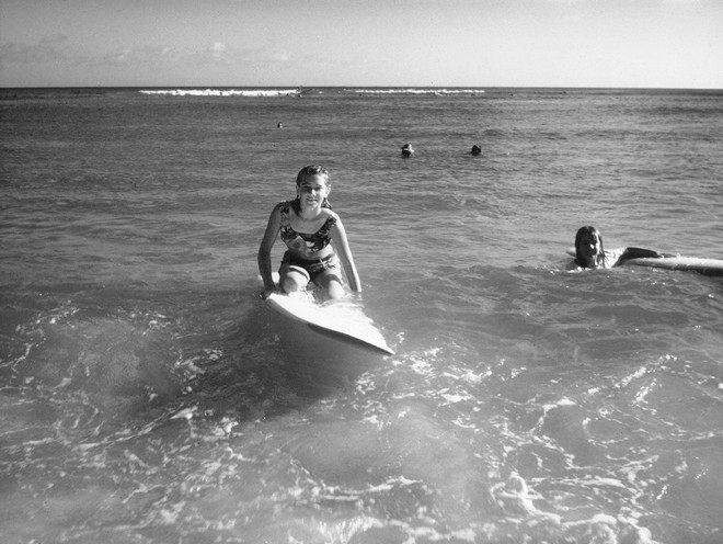 Kim Gordon surfa em praia da costa leste dos Estados Unidos, onde passou boa parte da infância. | Divulgação