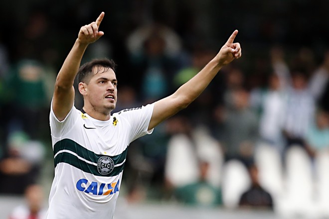 Cáceres comemora o gol do Coritiba contra o São Paulo. | Albari Rosa/Gazeta do Povo
