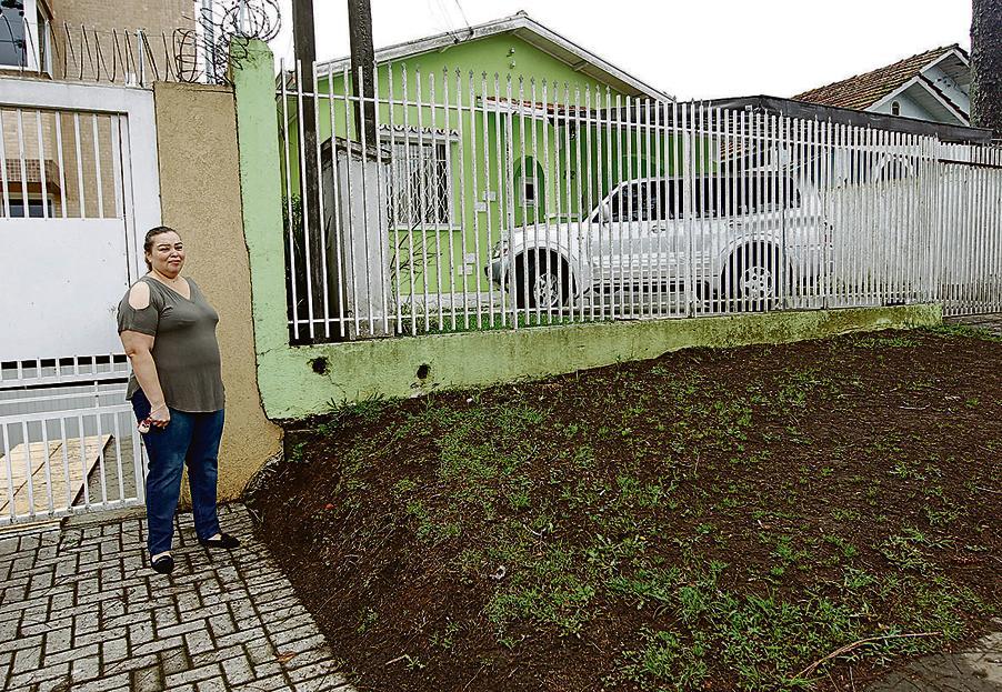O muro da casa de Viviane Lançoni caiu por causa da obra do prédio ao lado. | Antônio More/Gazeta do Povo