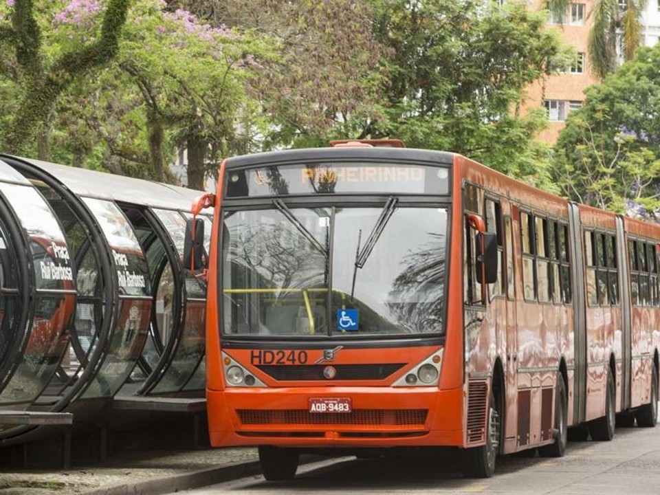 Circulam em Curitiba pelo menos 180 veículos com mais de dez anos de vida útil. | Hugo Harada/Gazeta do Povo