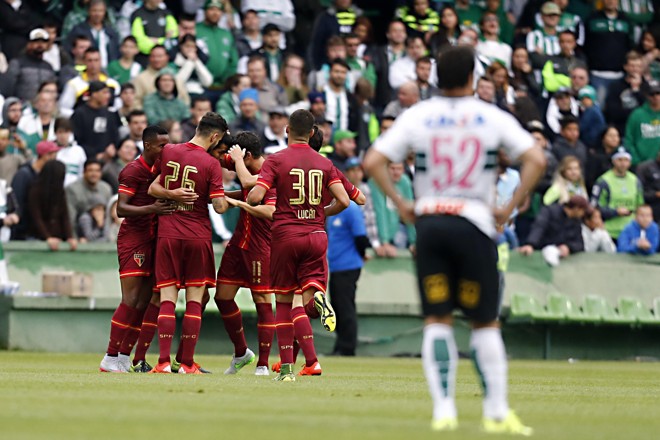 Jogadores comemoram o priimeiro gol do São Paulo diante do Coritiba, marcado por Alan Kardec. | Albari Rosa/Gazeta do Povo