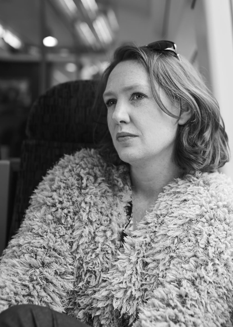 “A Garota no Trem” é o best-seller da vez Paula Hawkins migrou do jornalismo para a ficção, com escrita ágil. | Kate Neil/Divulgação