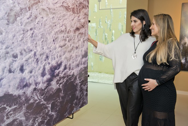 A fotógrafa Mariana Canet (de branco) recebeu convidados, como a empresária Aline Perussolo Soares, na inauguração de sua exposição “Reflexos Parte 2”, sábado, no Museu Nacional do Espiritismo. A mostra faz parte da Bienal Internacional de Curitiba | Foto: Marcelo Stammer