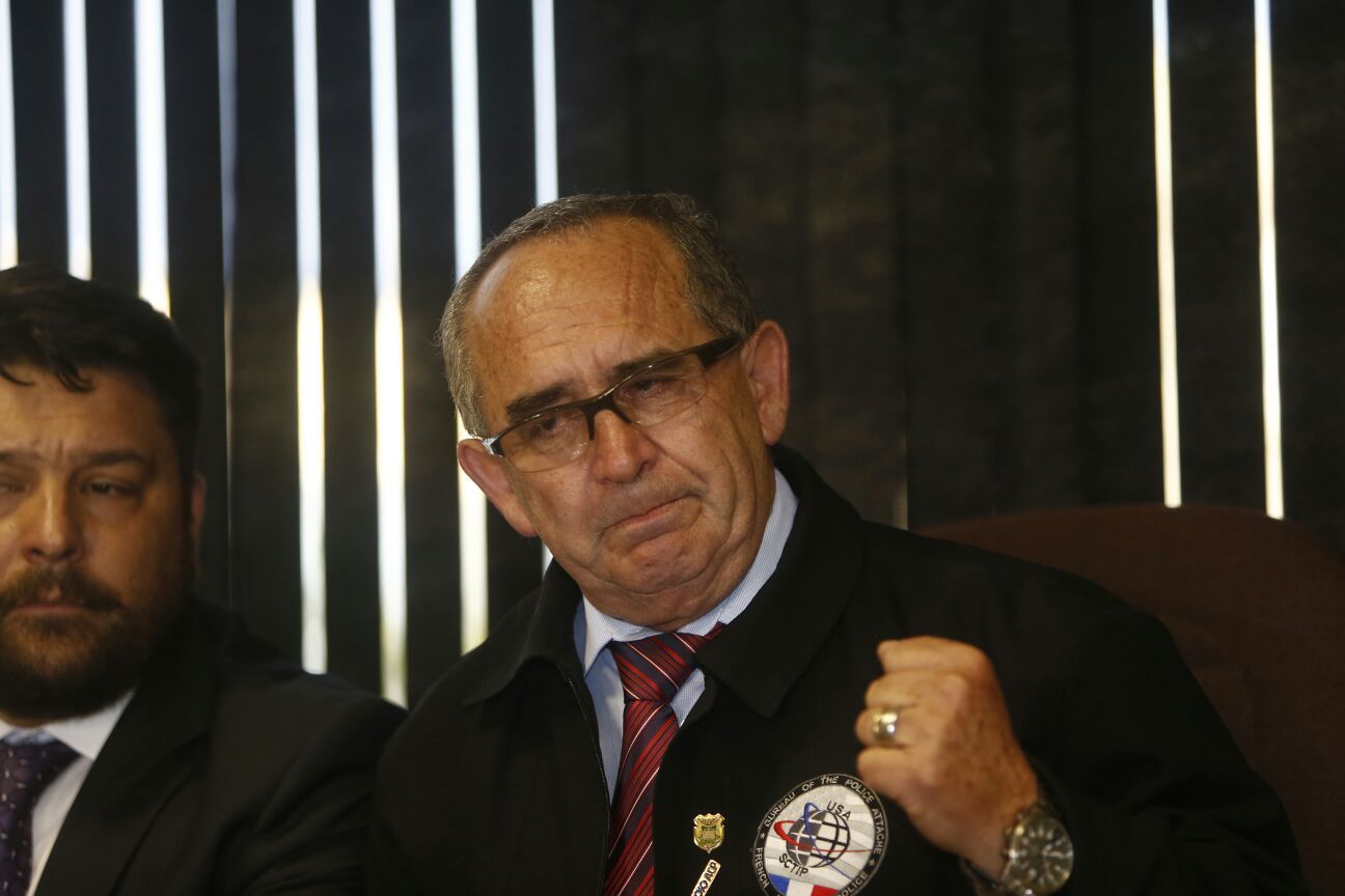 Recalcatti durante coletiva ao lado de seu advogado | Albari Rosa/Gazeta do Povo