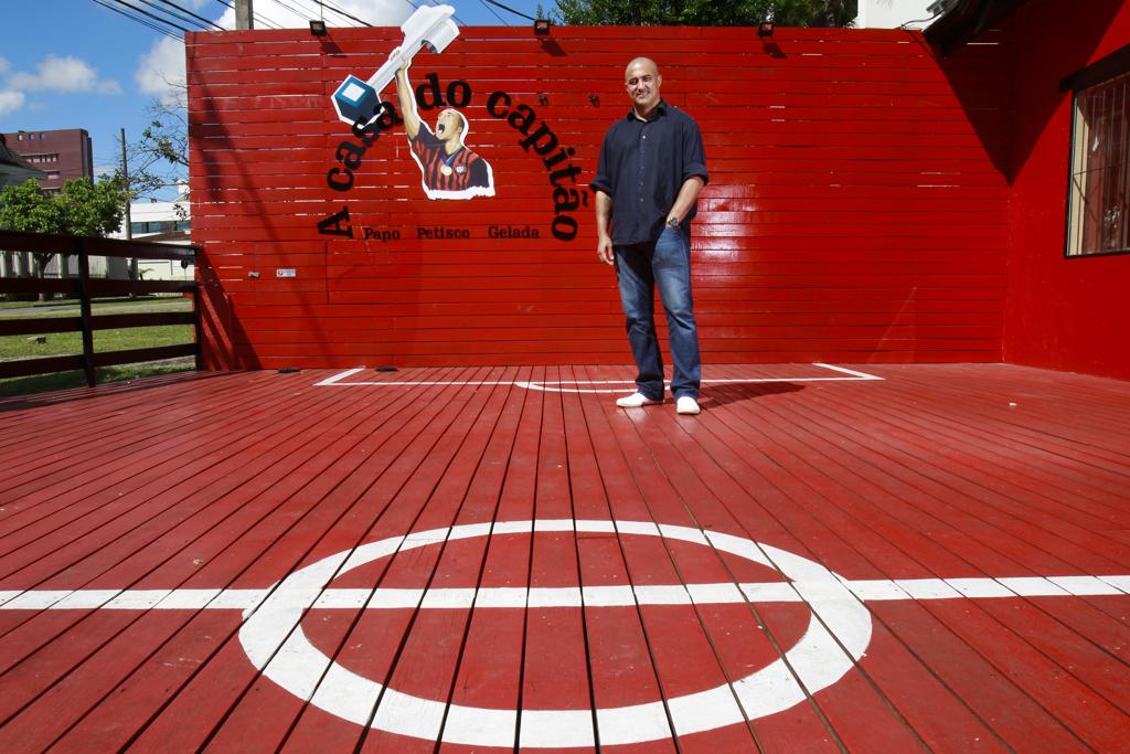 Nem faz pose na entrada do seu bar, inspirado em pub londrino . | Daniel Castellano/Gazeta do Povo
