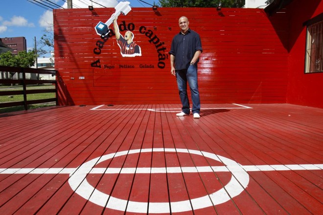 Nem faz pose na entrada do seu bar, inspirado em pub londrino . | Daniel Castellano/Gazeta do Povo