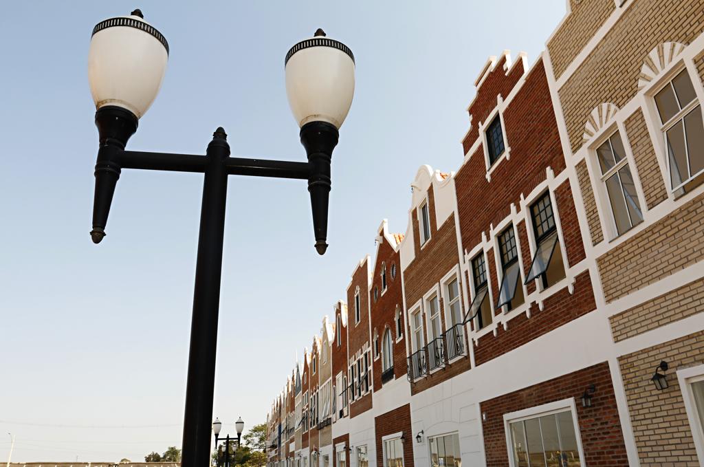 Com arquitetura típica, 20 sobrados que compões a Vila Holandesa vão funcionar como estandes fixos para empresas. | Josué Teixeira/Gazeta do Povo