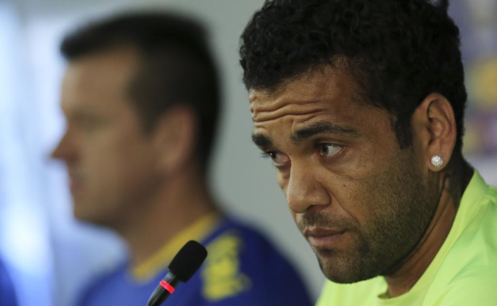 Daniel Alves reclamou da falta de interesse dos clubes em preparar bem os jovens talentos e disse que tem orgulho de servir à seleção. | Leo Correa /Mowa Press