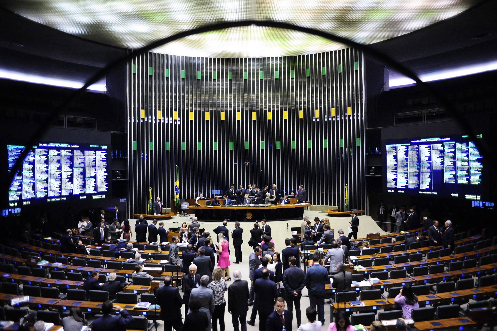 O PMDB tem uma bancada de 65 deputados (excetuando o presidente da Casa, Eduardo Cunha), mas só 34 marcaram presença (52% do total). | /