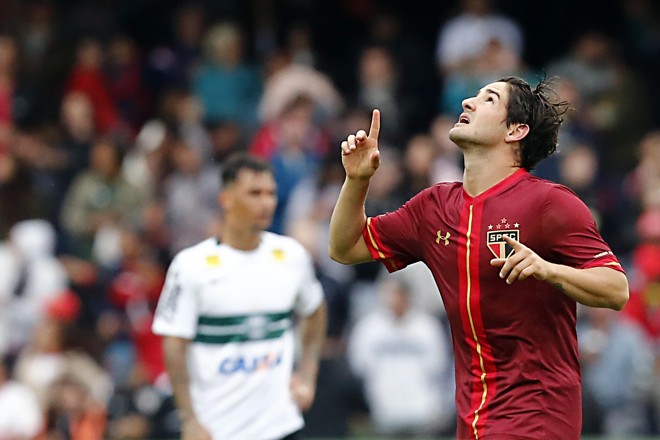 Alexandre Pato comemora o segundo gol na vitória do São Paulo sobre o Coritiba. | Albari Rosa/Gazeta do Povo