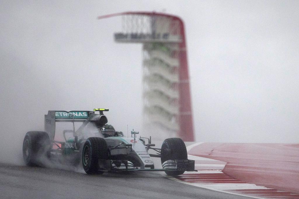 Rosberg garantiu a pole debaixo de muita chuva em Austin. | ADREES LATIF/REUTERS