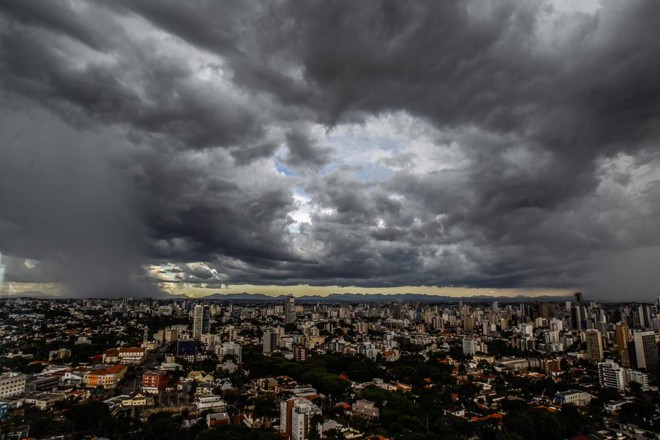Nenhuma região do Paraná deve escapar da chuvarada que está prevista para o feriadão. | Daniel Castellano/Gazeta do Povo