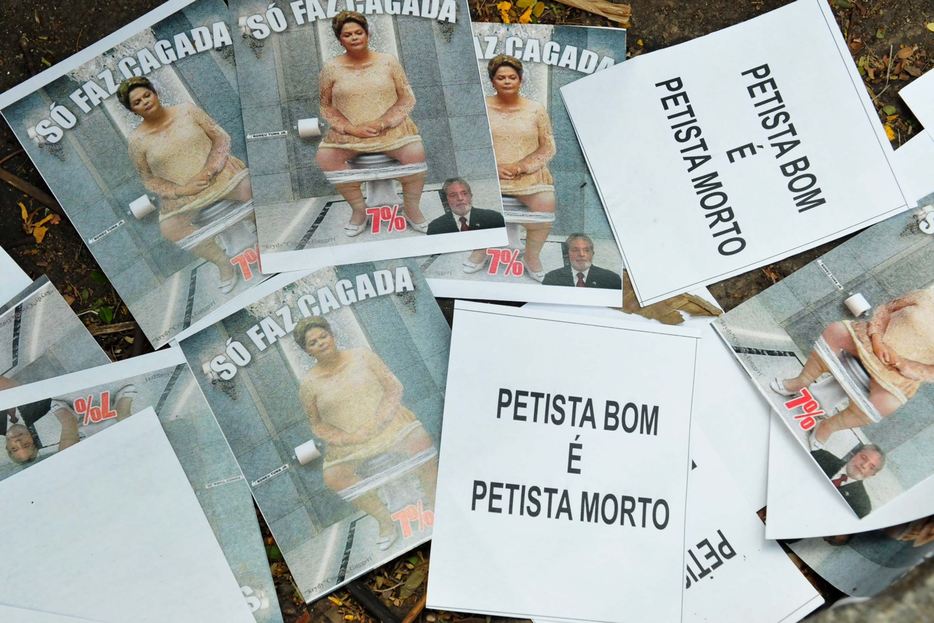 Panfletos criticando o PT e a presidente Dilma foram distribuídos nesta manhã no velório de José Eduardo Dutra em BH. | Alberto Wu/Futura Press/Folhapress