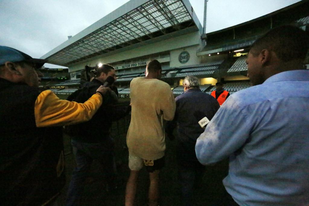 Zagueiro Juninho fugiu para o gramado do Couto após invasão da torcida no vestiário | Albari Rosa/Gazeta do Povo