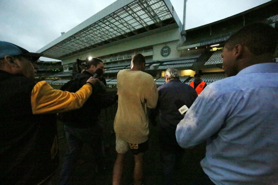 Zagueiro Juninho fugiu para o gramado do Couto após invasão da torcida no  vestiário | Albari Rosa/Gazeta do Povo