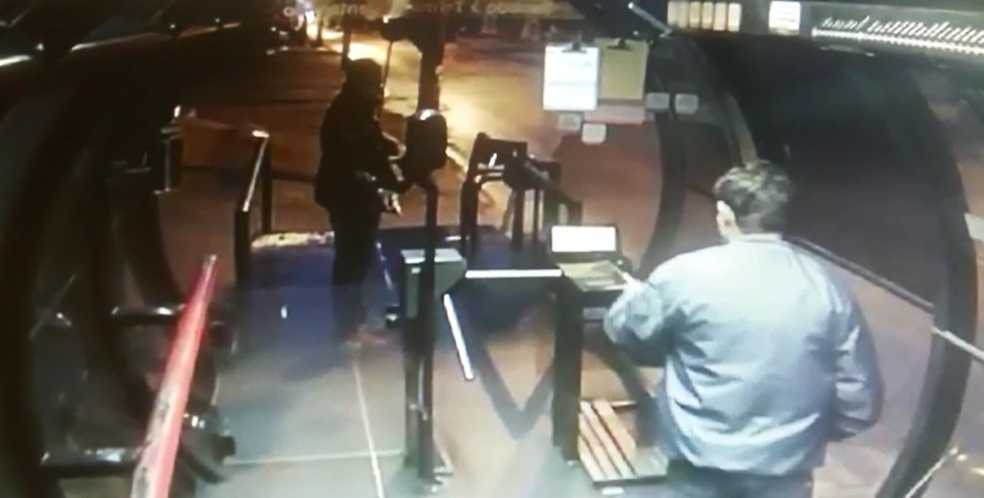 Assaltante aponta a arma para o cobrador após o roubo | Reprodução/