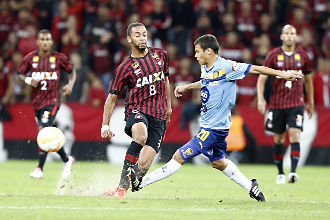 Com cartão amarelo, Hernani acabou substituído no intervalo por Pereirinha. | Albari Rosa/Gazeta do Povo
