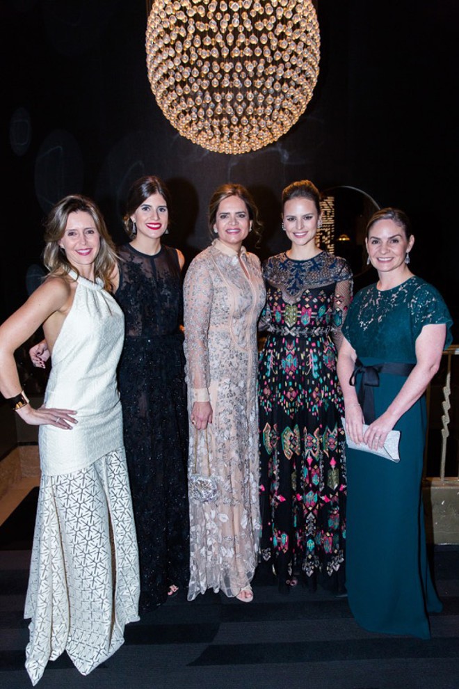 As curitibanas Denise Cassou (de vestido Valentino rosa) e suas filhas Mariana Frare (de Elie Saab preto) e Fernanda Nacli (de Valentino estampado), com a diretora da Tiffany&Co. para o Brasil, Luciana Marsicano (1ª à esq.), e a diretora para o México, Andrea Artigas (com bolsa) | Foto: Scott Rudd