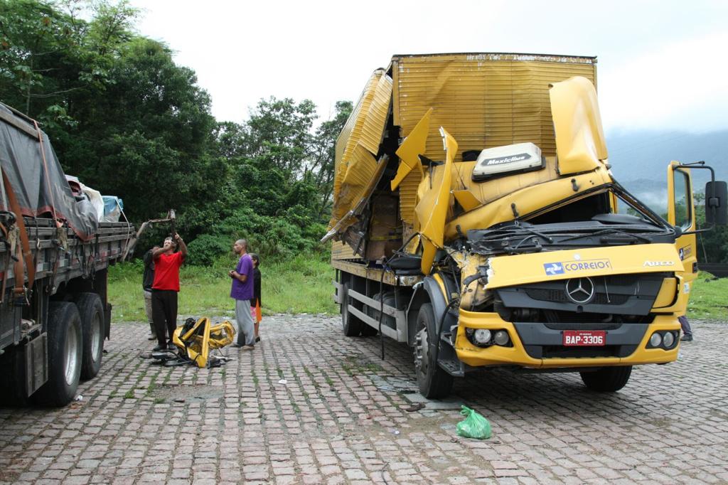 Caminhão dos Correios ficou com a frente destruída no acidente. | Aniele Nascimento/Gazeta do Povo