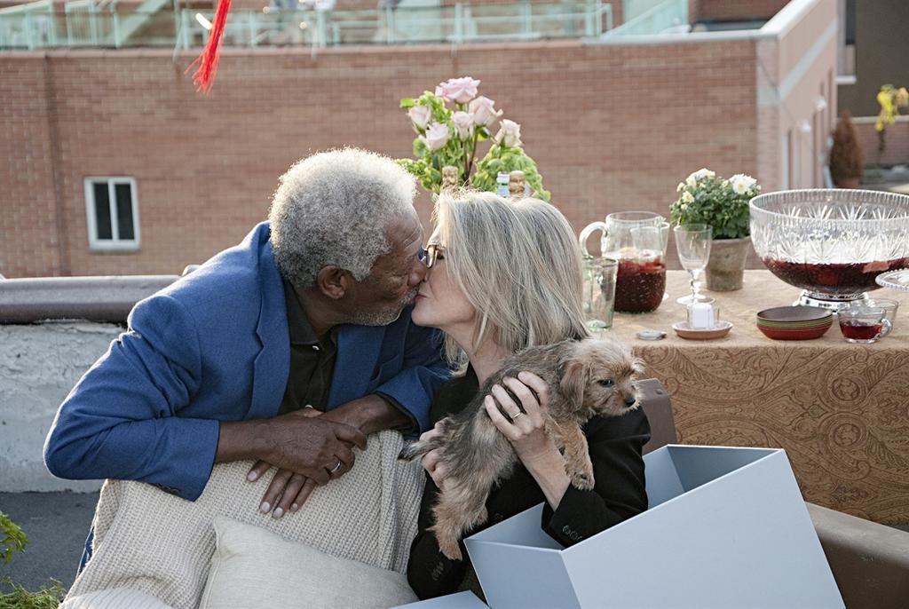 Morgan Freeman e Diane Keaton vivem um casal que ignora estereótipos sobre sua idade. | Divulgação