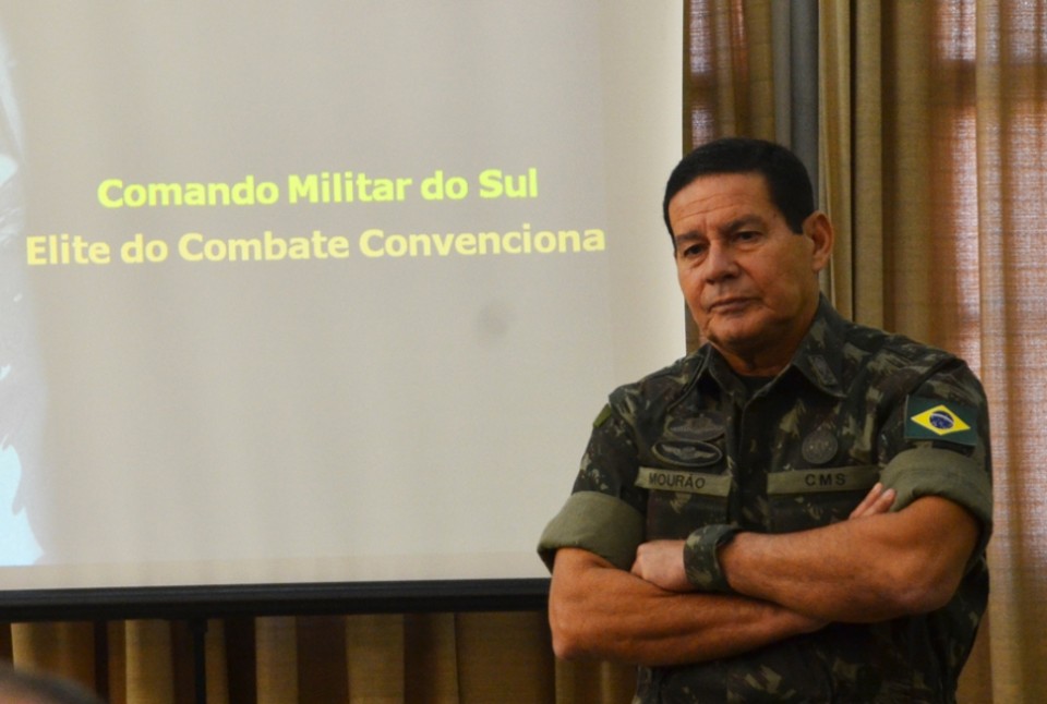 A mudança foi em virtude das declarações dadas por ele em fala a oficiais da reserva, quando fez duras críticas à classe política e convocou os presentes para “o despertar de uma luta patriótica”. | /