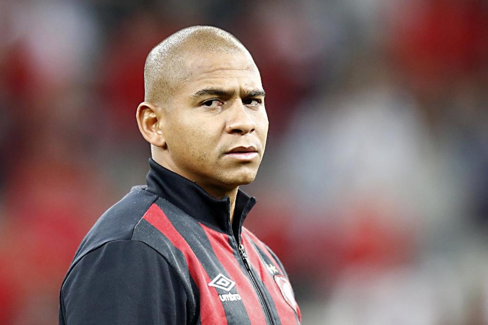Walter garante que não quis acertar o jogador do Luqueño no lance do gol | Albari Rosa/Gazeta do Povo
