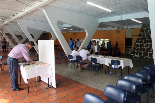 Auditório à beira da piscina é utilizado para reuniões, eleição e eventos. | Hedeson Alves/Gazeta do Povo