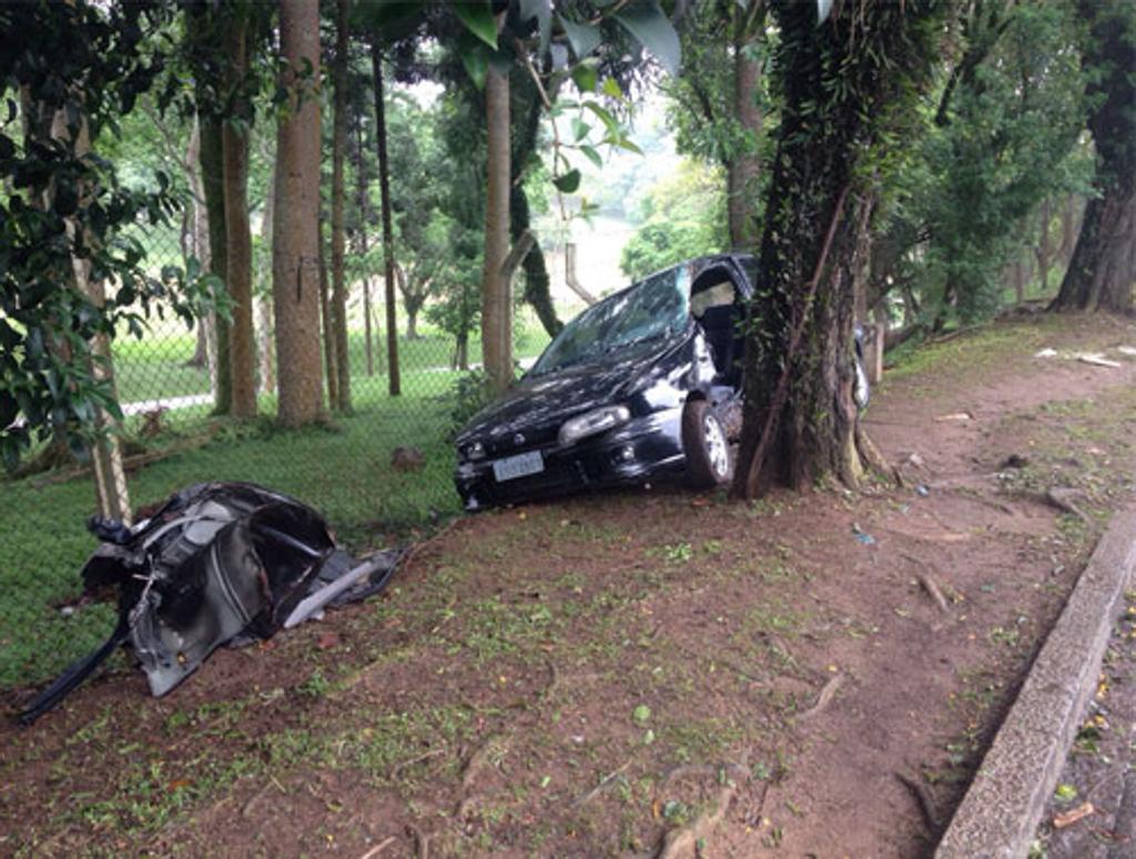 Motorista teria ficado presa dentro do veículo, inconsciente | Gerson Klaina/Paraná Online