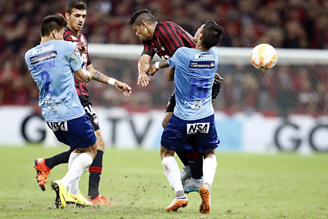 Partida foi dura no primeiro tempo, com muitas trombadas. | Albari Rosa/Gazeta do Povo