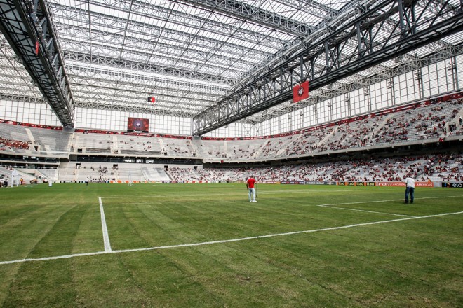 Funcionários do Atlético tentam ajustar o castigado gramado da Arena no jogo com a Ponte Preta. | Daniel Castellano / Gazeta do Povo