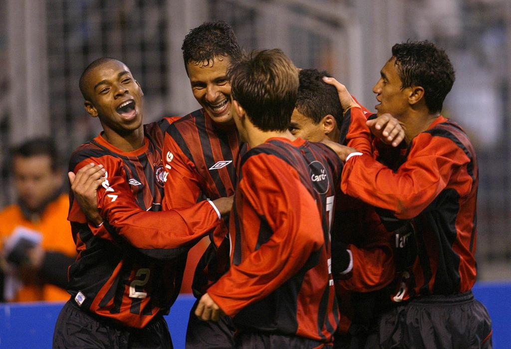 Washington comemora gol na vitória de 2004: time ficou no quase, mas ficou na história do clube. | Rodolfo Buhrer/
Gazeta do Povo