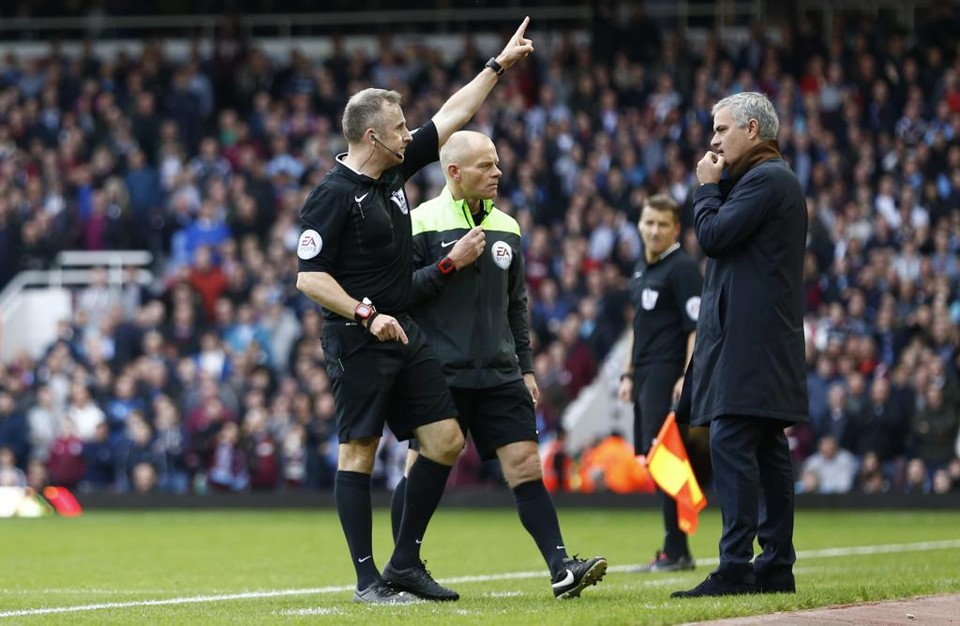 Com Mourinho expulso, Chelsea perde para o West Ham e segue em queda O técnico português José Mourinho é expulso de campo pelo árbitro na derrota para o West Ham. | Eddie Keogh/Reuters
