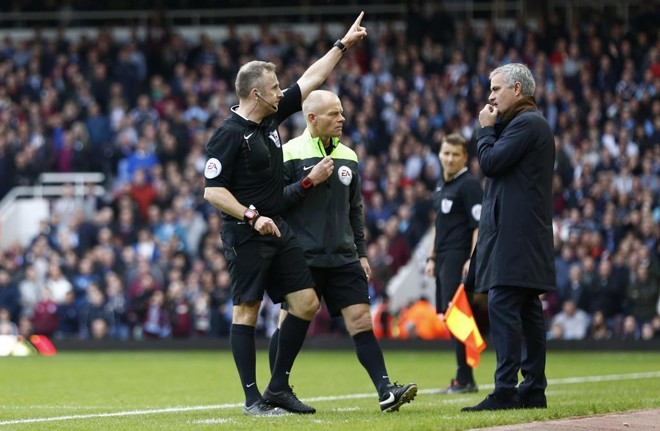 O técnico português José Mourinho é expulso de campo pelo árbitro na derrota para o West Ham. | Eddie Keogh/Reuters