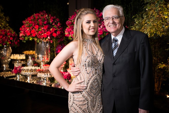 Marcela Queiroz Novaes de Camargo comemorou seus 15 anos no último sábado, no Taboo Eventos. Seu avô materno, o ex-vice-governador Ary Queiroz, divide com ela o dia de nascimento, 17 de setembro. | Foto: Iko Eventos