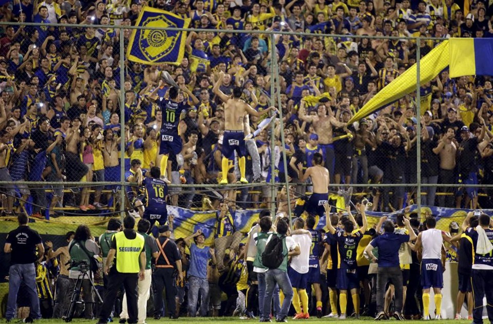 Festa da torcida do Luqueño no Estádio Feliciano Cáceres. Só três torcedores do Atlético assistiram o jogo no local. | JORGE ADORNO/REUTERS