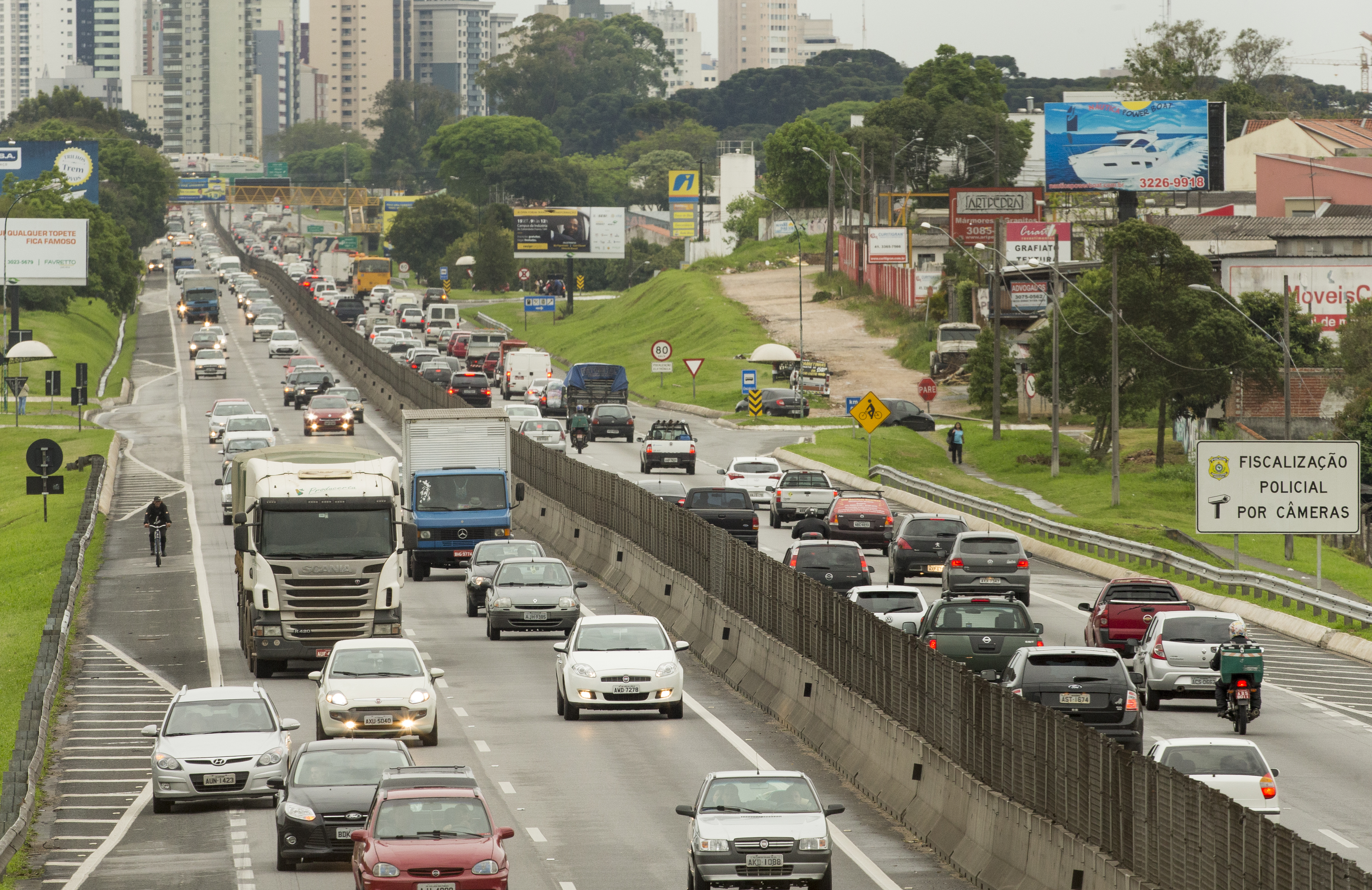 Movimento na tarde de sexta-feira: fluxo foi alto em quase todas as rodovias | Hugo Harada/Gazeta do Povo