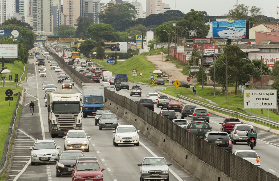Movimento na tarde de sexta-feira: fluxo foi alto em quase todas as rodovias | Hugo Harada/Gazeta do Povo