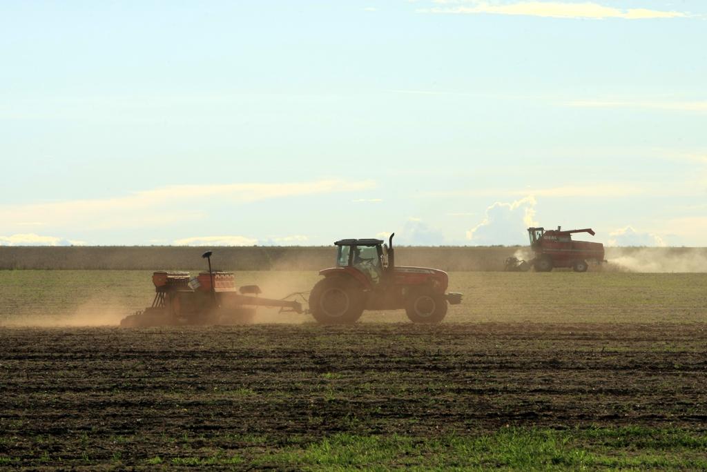 Clima dificulta avanço das máquinas nos campos do Centro-Oeste. | Antônio Costa / Gazeta do Povo