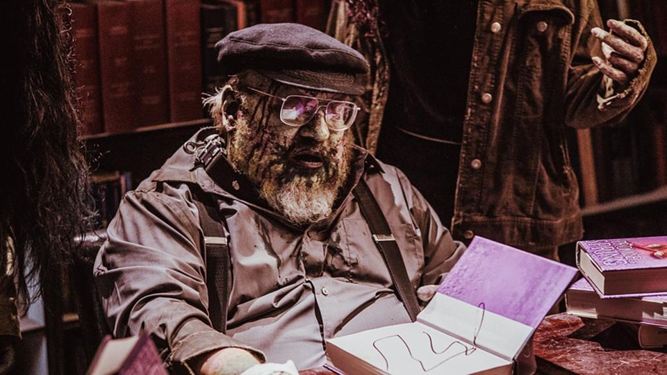 O escritor aparece autografando seus livros no episódio da série sobre mortos-vivos. | Daniel Sawyer Schaefer/Go2 Z Ice/Syfy