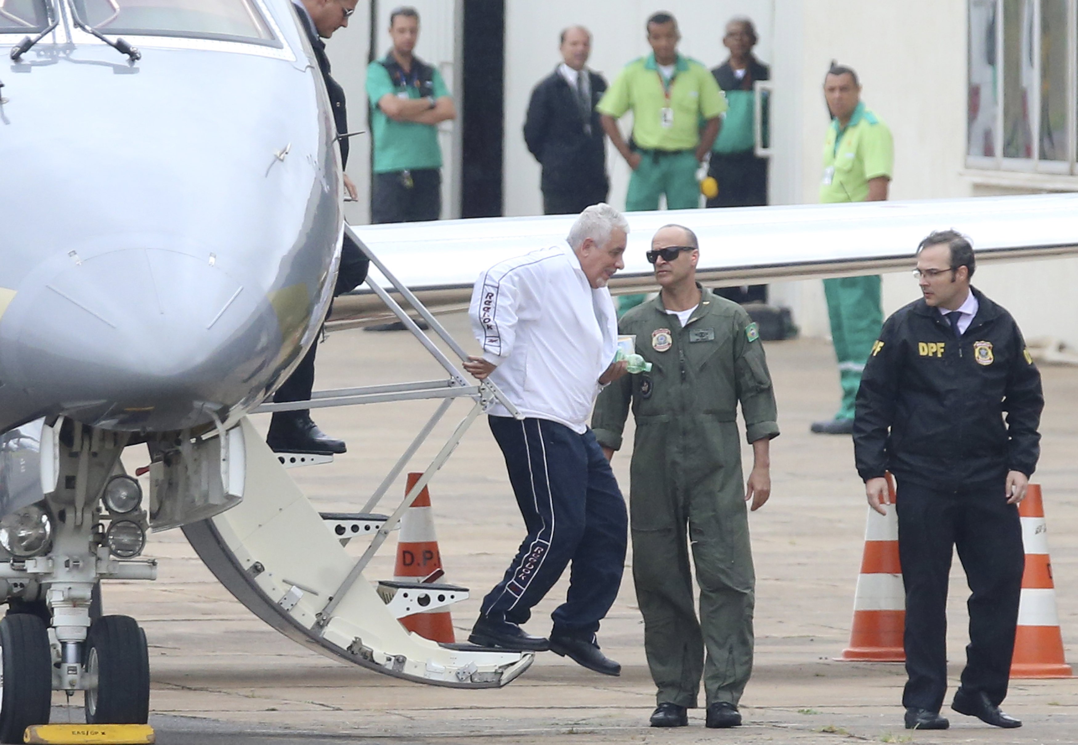 Pizzolato desembarca em Brasília: em menos de um ano pode deixar o regime fechado. | Stringer/Reuters