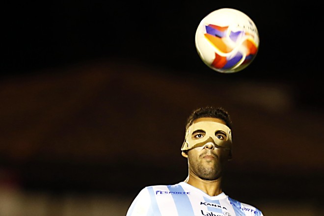Zagueiro Frauches, do Macaé, atuou com máscara de proteção. | Foto: Albari Rosa/Gazeta do Povo