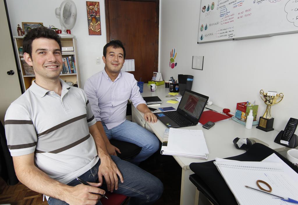 Alexandre Amorim e Diego Moreira, da Asid Brasil, ONG criada após experiência em uma empresa júnior. | Aniele Nascimento/Gazeta do Povo