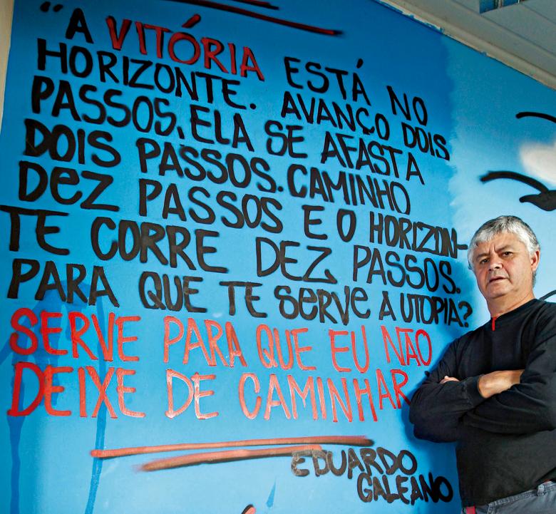 Fernando, na “Sala dos Sonhos”: de São Paulo, onde trabalha com o povo da rua, às pressas para Curitiba, num momento de tensão. | Antônio More/Gazeta do Povo